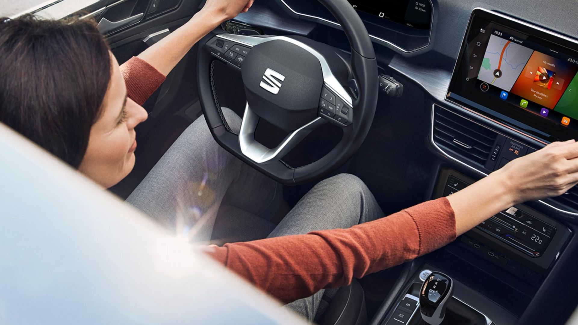 SEAT Tarraco Cockpit mit Frau am Steuer von oben