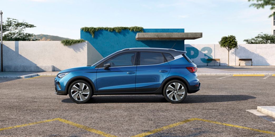 blauer Seat Seitenansicht