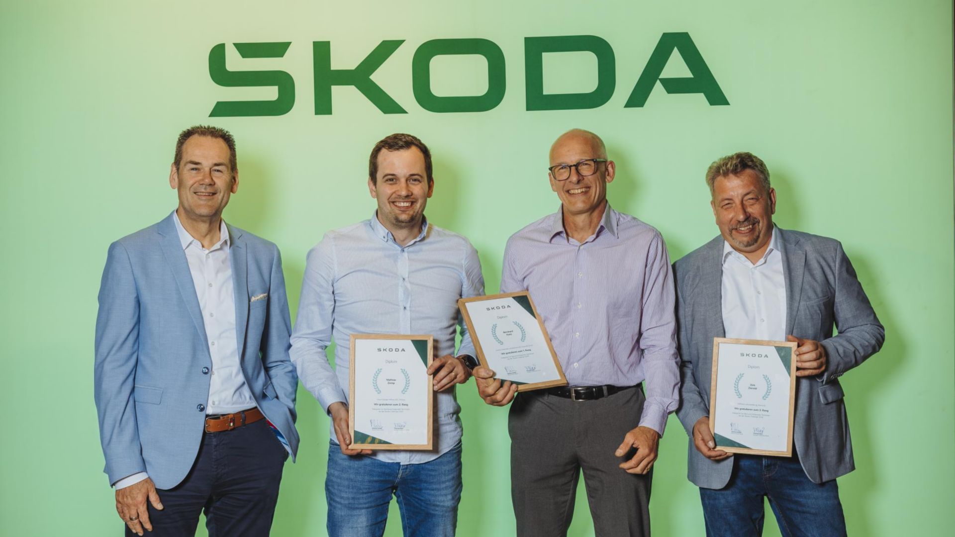Die besten Škoda Techniker der Schweiz: Das Siegerpodest der Kategorie «Car Mechanic / Diagnostic Technician». Zweiter von rechts: Schweizer Meister Bernhard Kunz von der AMAG Autowelt Zürich.