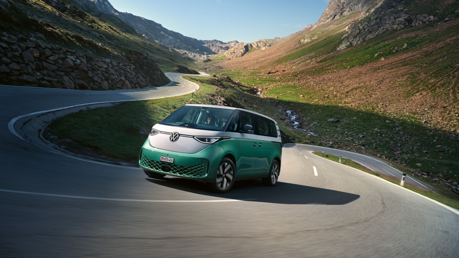 AMAG, VW ID. Buzz est raccordé par un câble de charge à la Wallbox sur le mur de la maison.